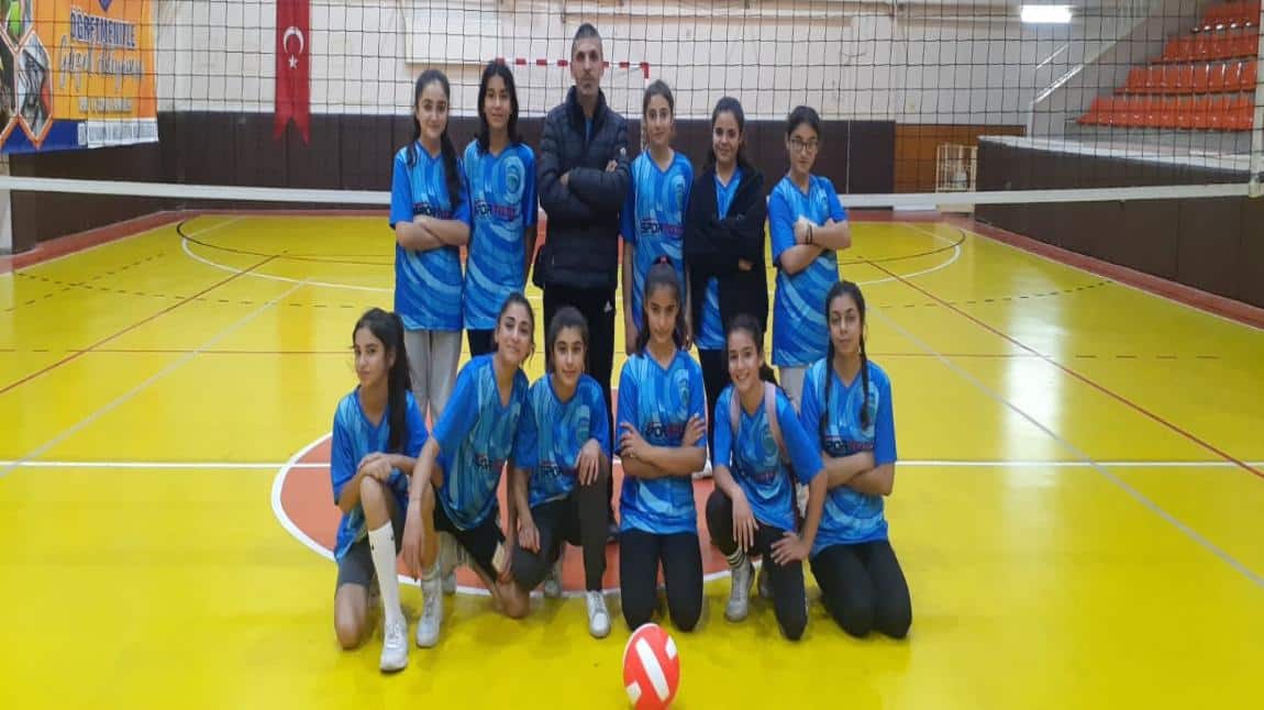 Yıldız Kız Voleybol Turnuvası'nda Öğrencilerimiz Çeyrek Finale Çıktı..